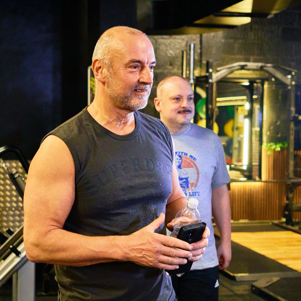 An Avoya member smiling in the gym between sets